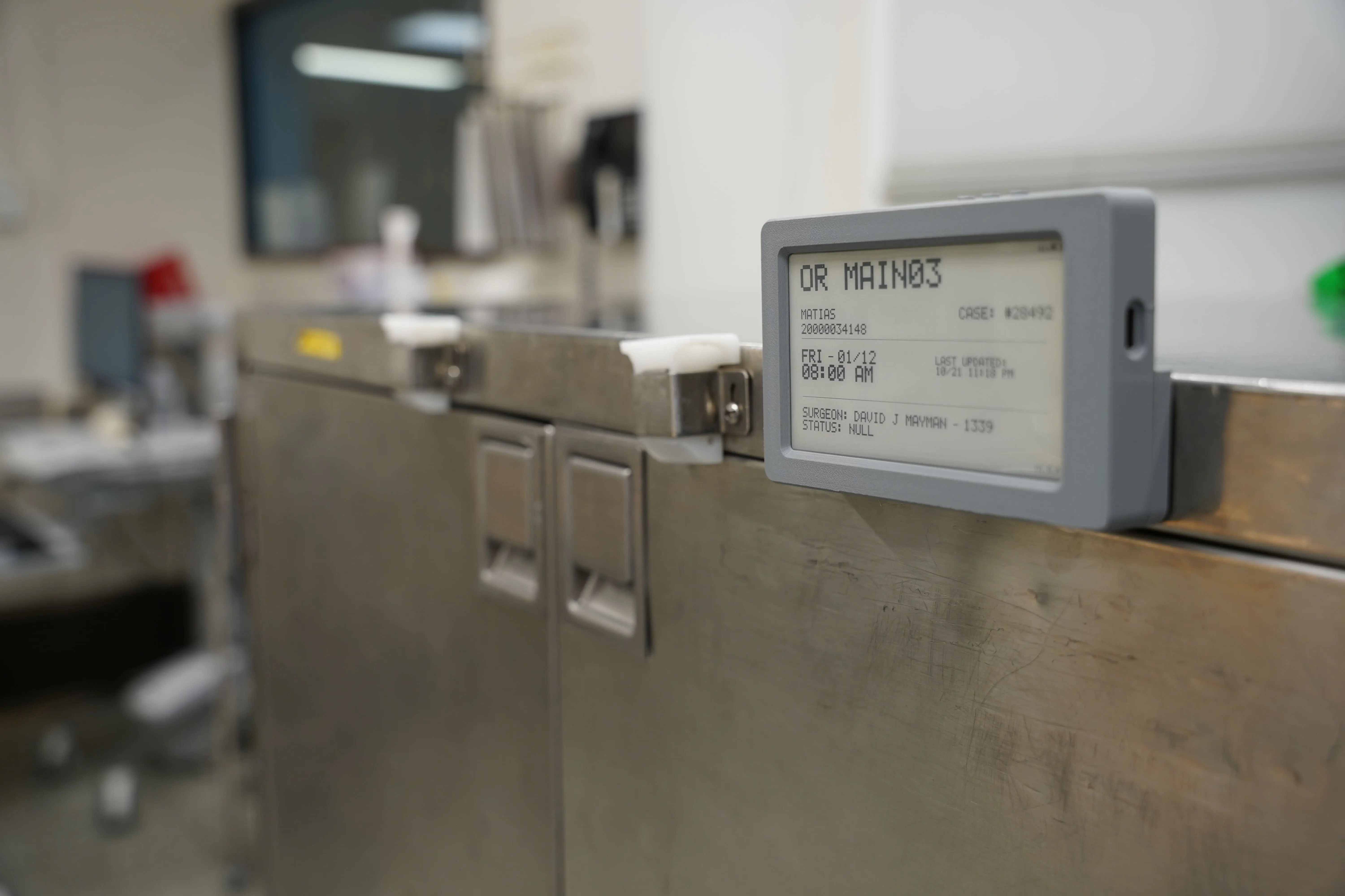 Juno device displaying real-time surgical case information in operating room